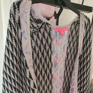 Black, white and multi-colored pattern duster